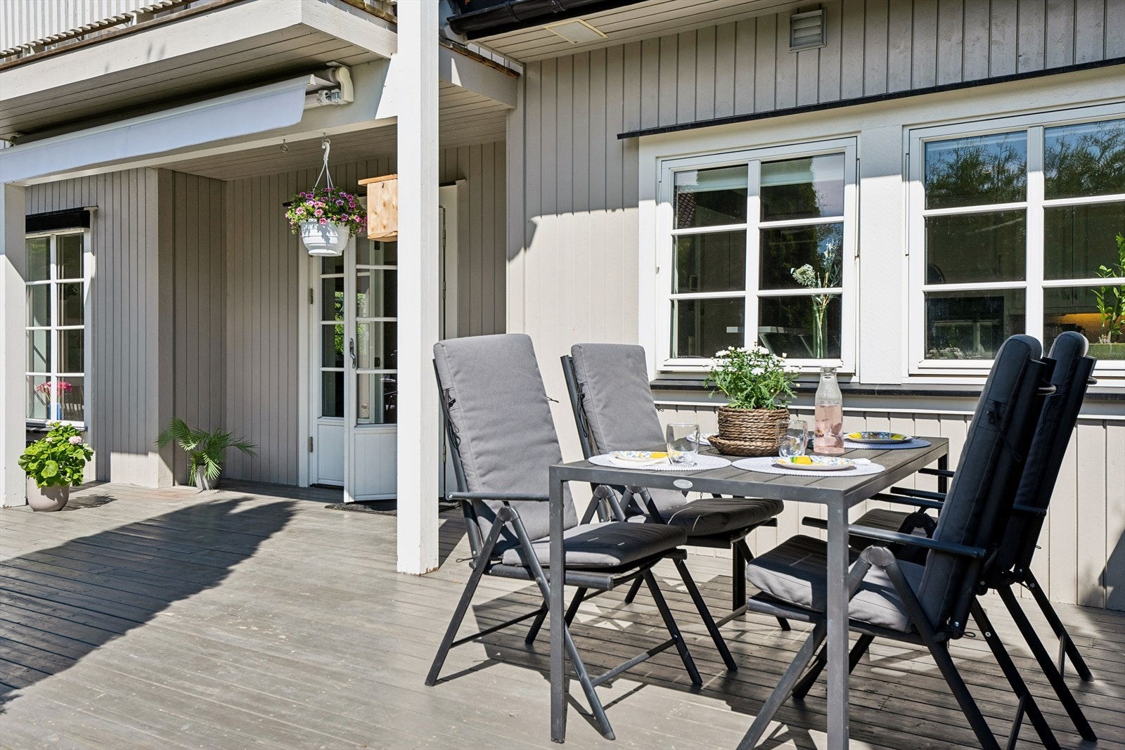 Fra stuen er det utgang til en stor, sørvendt terrasse på 47 m². Galleribilde