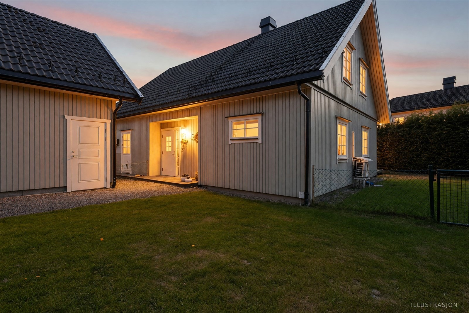 Eiendommen består av enebolig og en frittstående garasje med gruset innkjøring. (Illustrasjon) Galleribilde