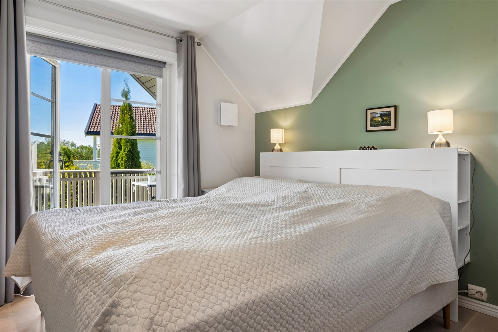 Ett av soverommene har direkte utgang til en privat veranda på 7 m². Galleribilde
