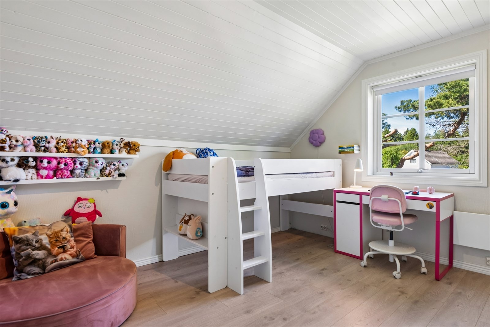 Romslig soverom med plass til både seng, skrivepult og lekeareal. Galleribilde