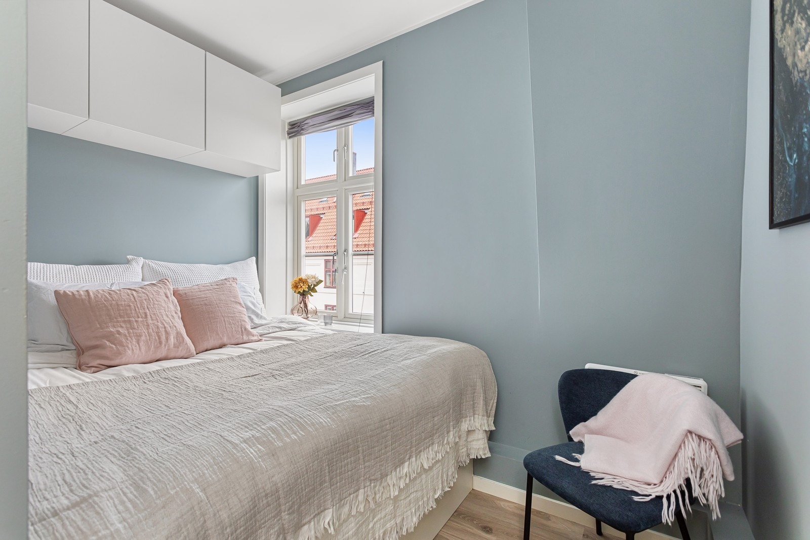 Lyst soverom med plass til seng Galleribilde
