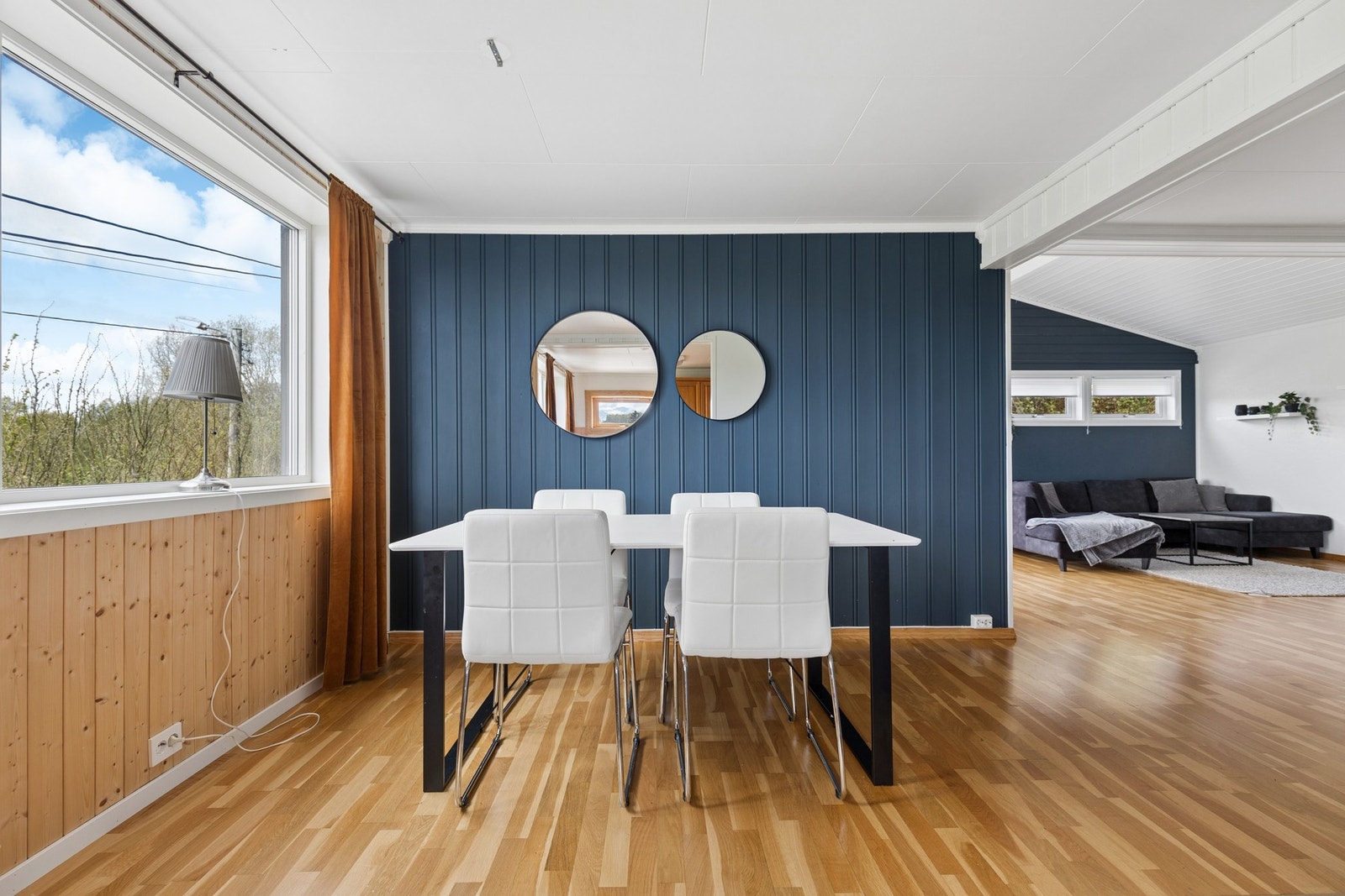 Spisestuedelen har plass til et langbord og har vegger med både trepanel og malte flater. Galleribilde