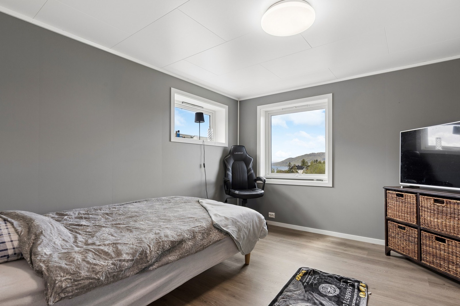Soverommene har laminat på gulv og malte plater i himling. Galleribilde