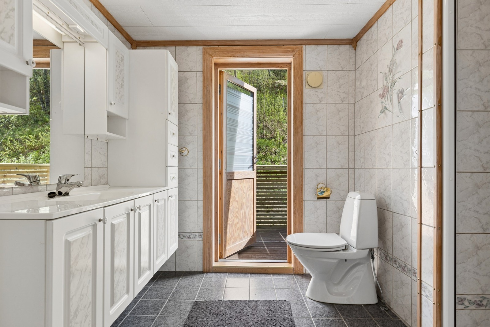 Fra badet er det utgang til en balkong via en malt balkongdør i tre. Galleribilde