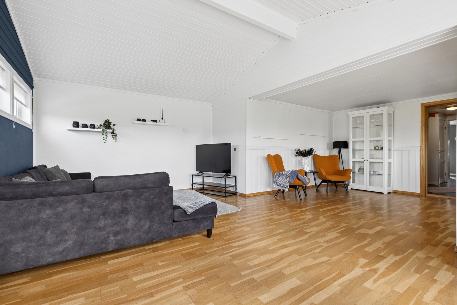 De store flatene gir fleksibilitet for møblering av både sittegruppe og spiseplass. Galleribilde