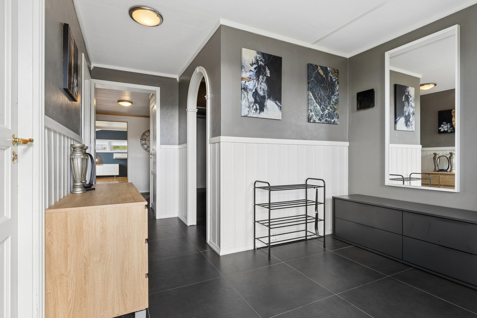 Entréen har god plass til oppbevaringsmøbler og gir et godt førsteinntrykk. Galleribilde