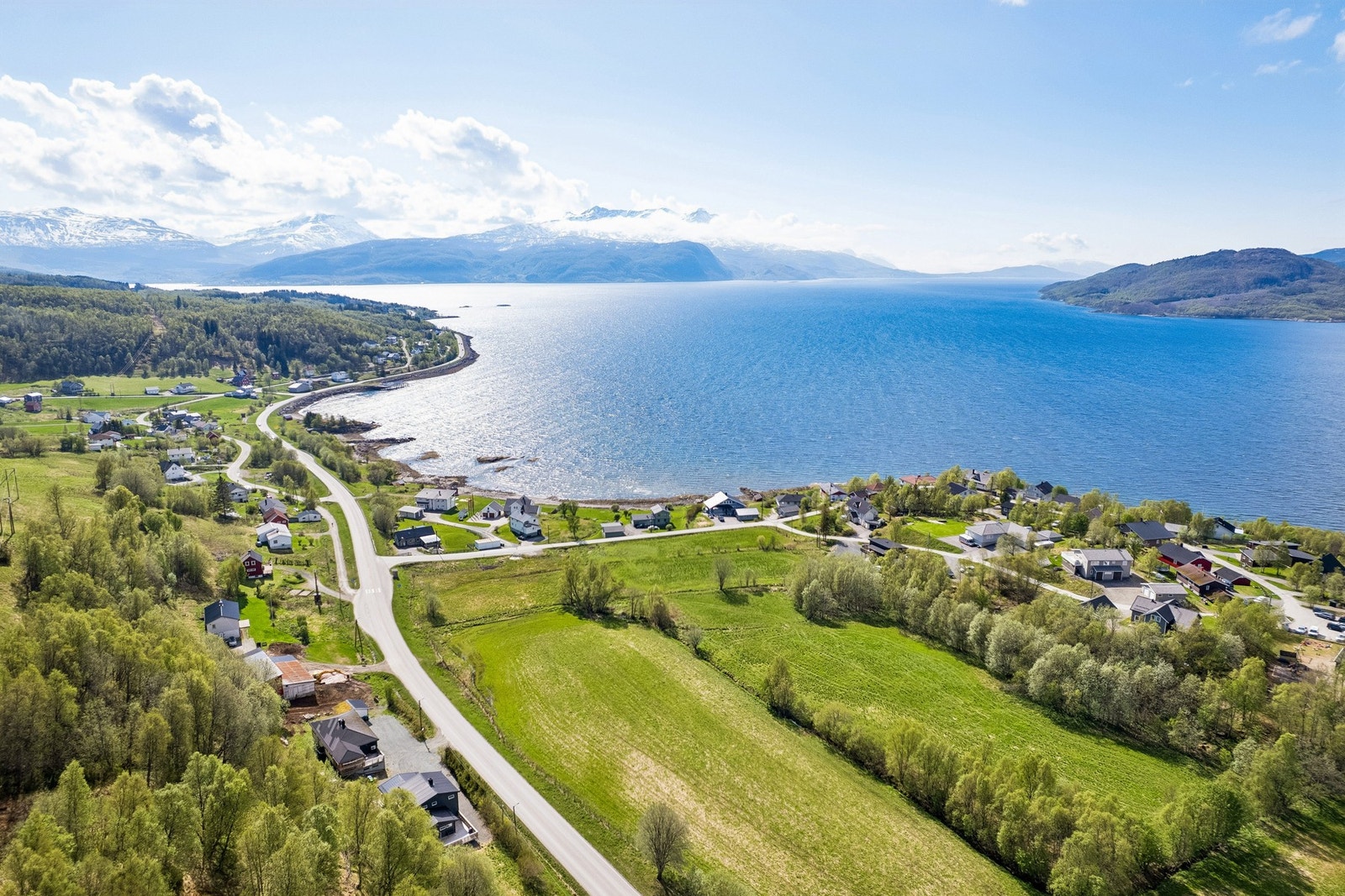 Kort vei til bussholdeplassen Langhågen, kun to minutters gange unna. Galleribilde