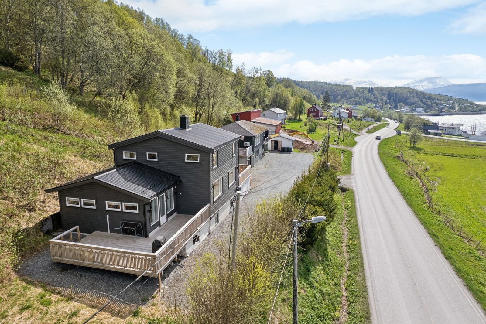 Enebolig fra 1949 over tre plan. Eiendommen har en stor terrasse på 51 m² og utvendige avløpsrør ble skiftet i 2024. Galleribilde