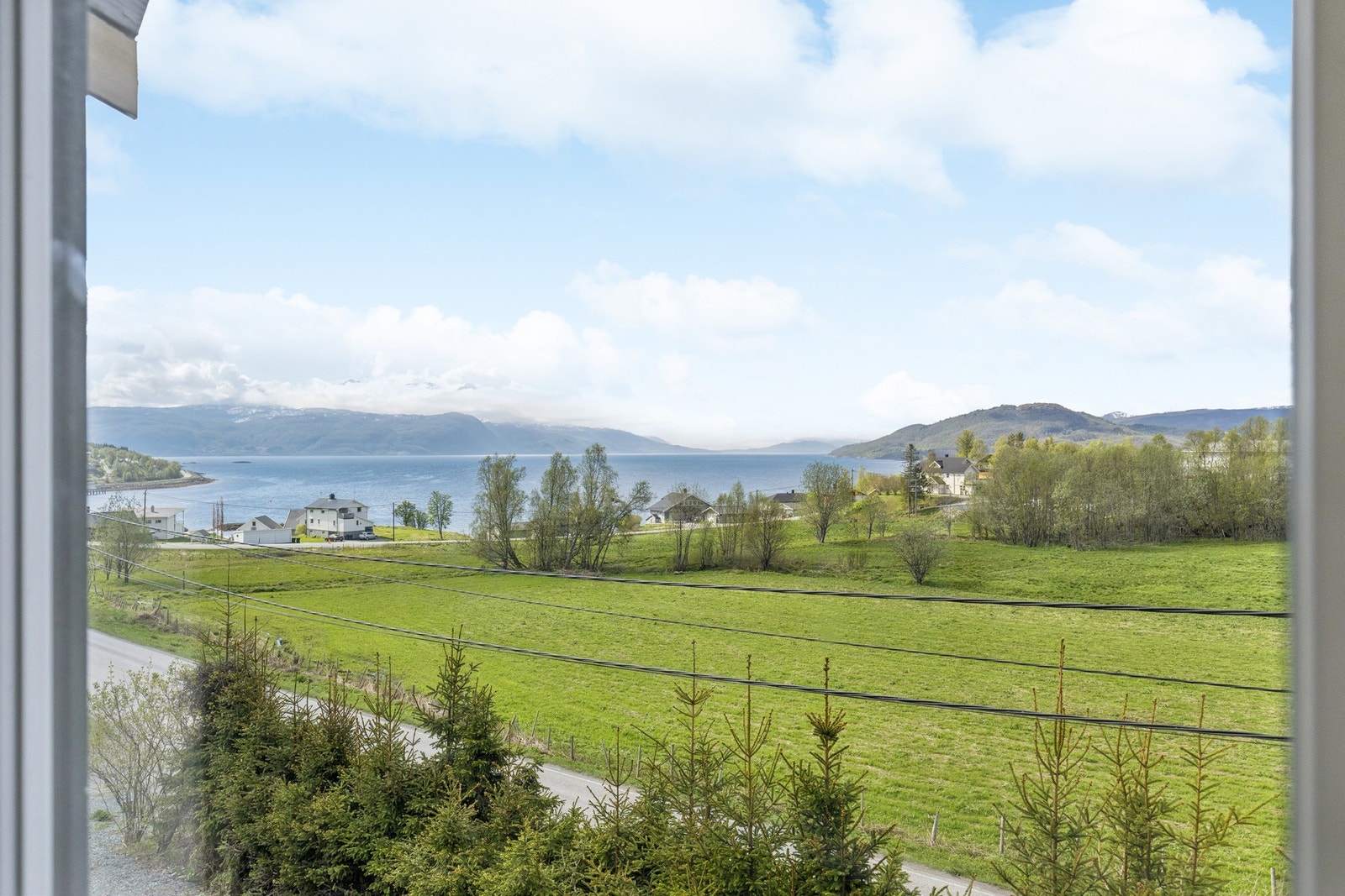 Fra boligens vinduer har man utsikt over kulturlandskapet og fjorden. Galleribilde