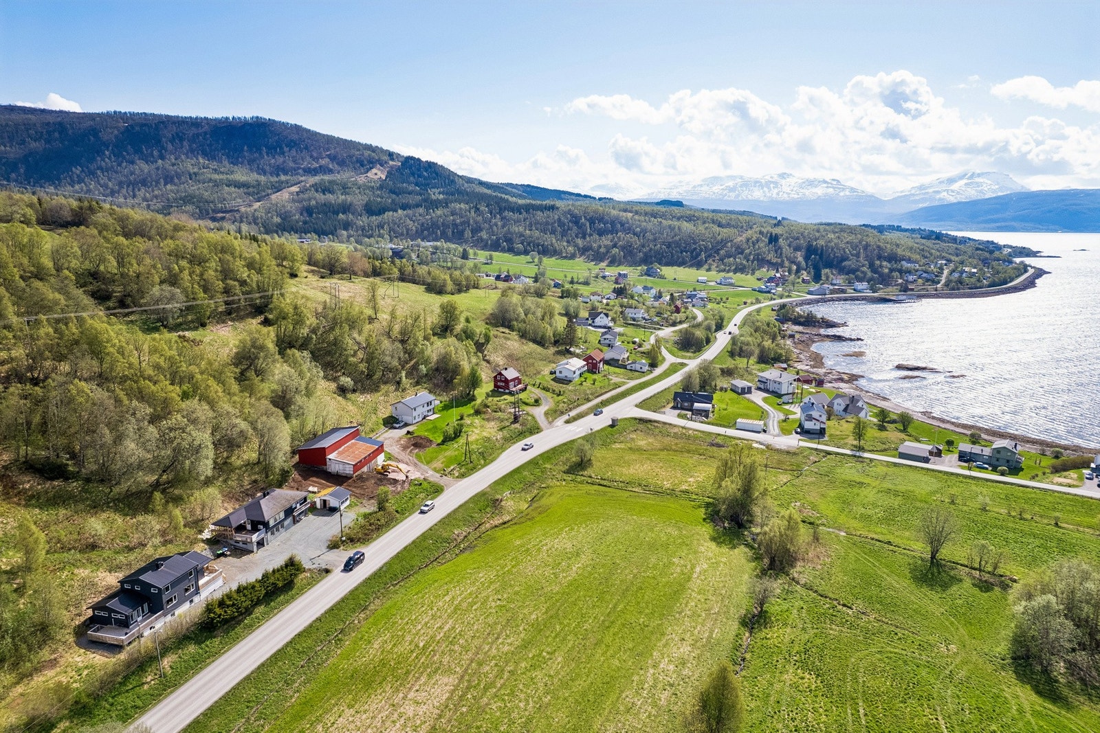 Eiendommen ligger i et spredt bebygd område i Sørreisa kommune. Galleribilde