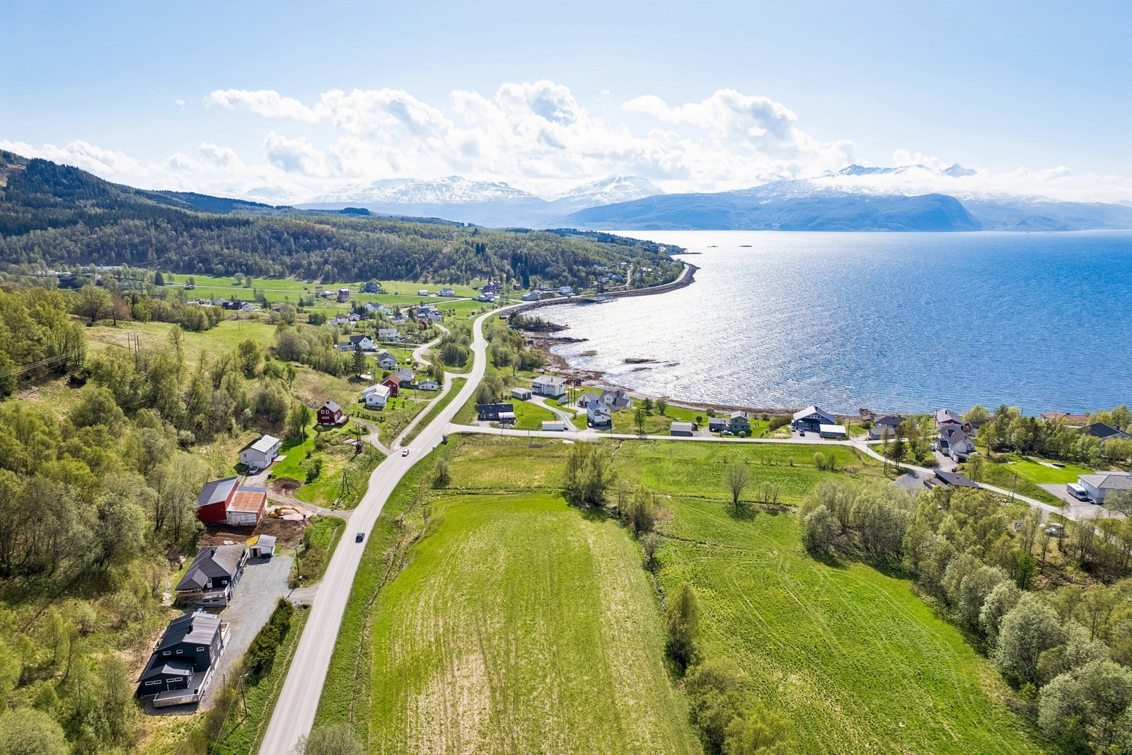 Dagligvarehandel kan gjøres på Coop Extra Olderhamna, ca. 8 minutter unna med bil. Galleribilde