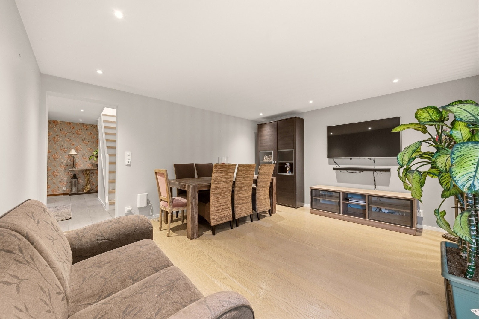 Stuen fremstår lys og innbydende, med downlights i taket som gir et moderne uttrykk og behagelig belysning. Galleribilde