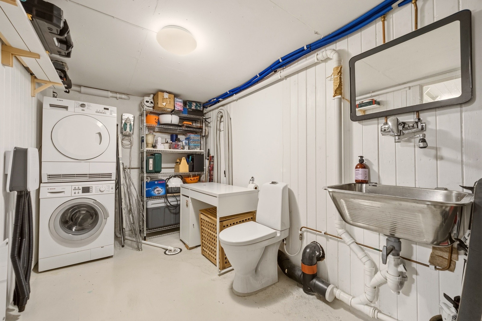 I kjelleren finnes et praktisk vaskerom med opplegg for vaskemaskin, innredning med utslagsvask og toalett. Galleribilde