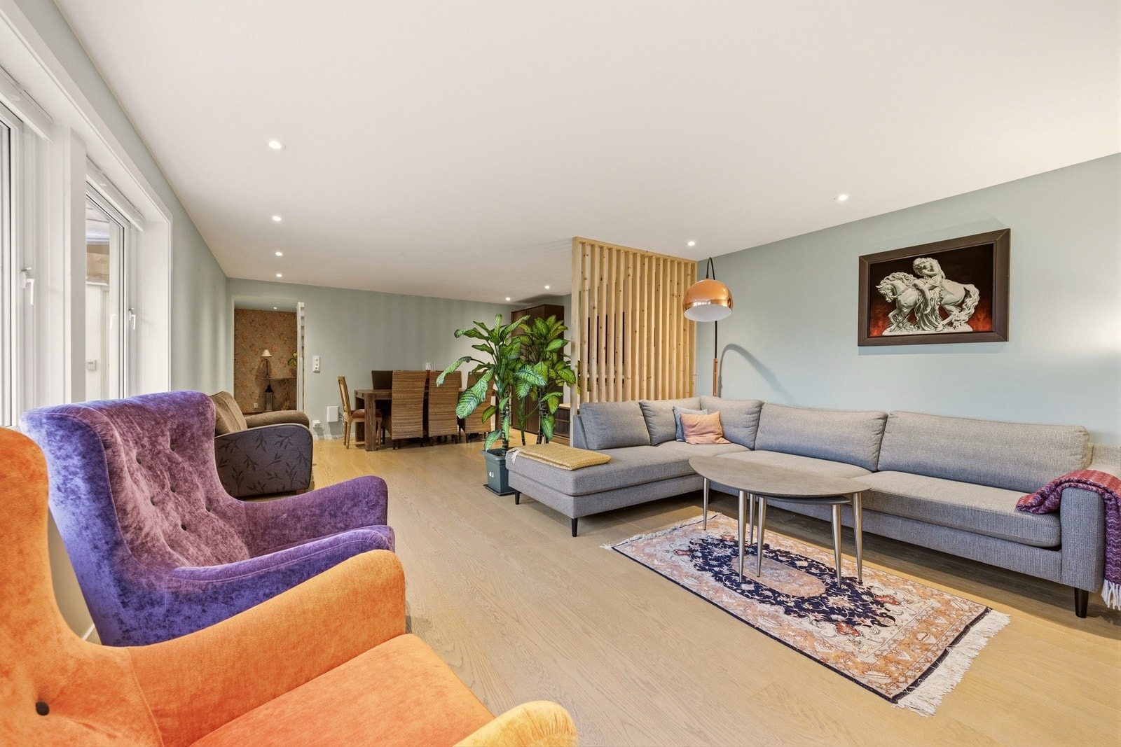 Rommet har en god planløsning med naturlig plass til både sofagruppe og et større spisebord. Galleribilde