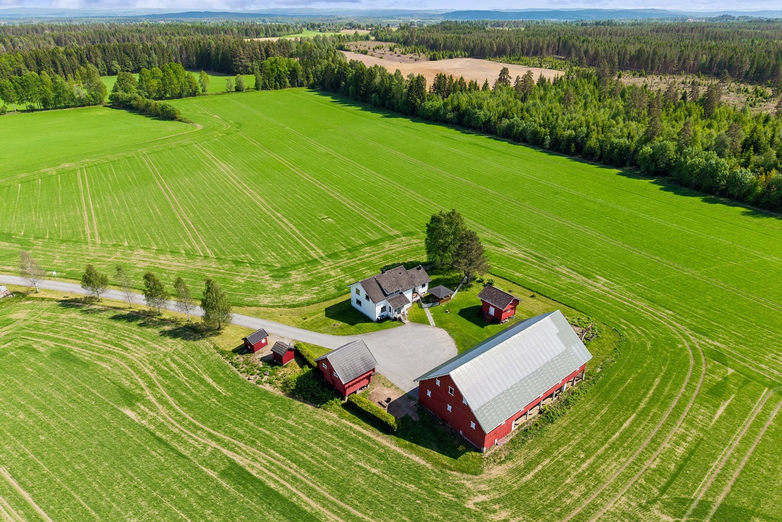 Gårdens totalareal er på 450,9 dekar, hvorav 164,4 dekar er fulldyrka jord Galleribilde