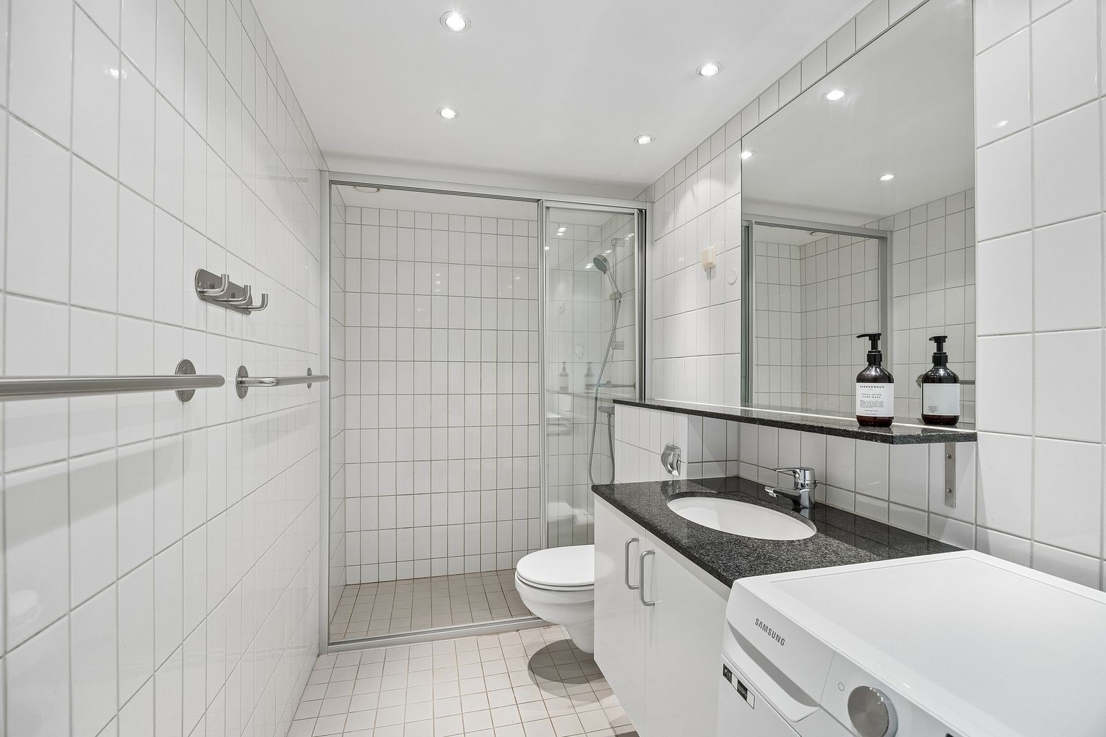 Pent bad med downlights. Opplegg vaskemaskin. Galleribilde