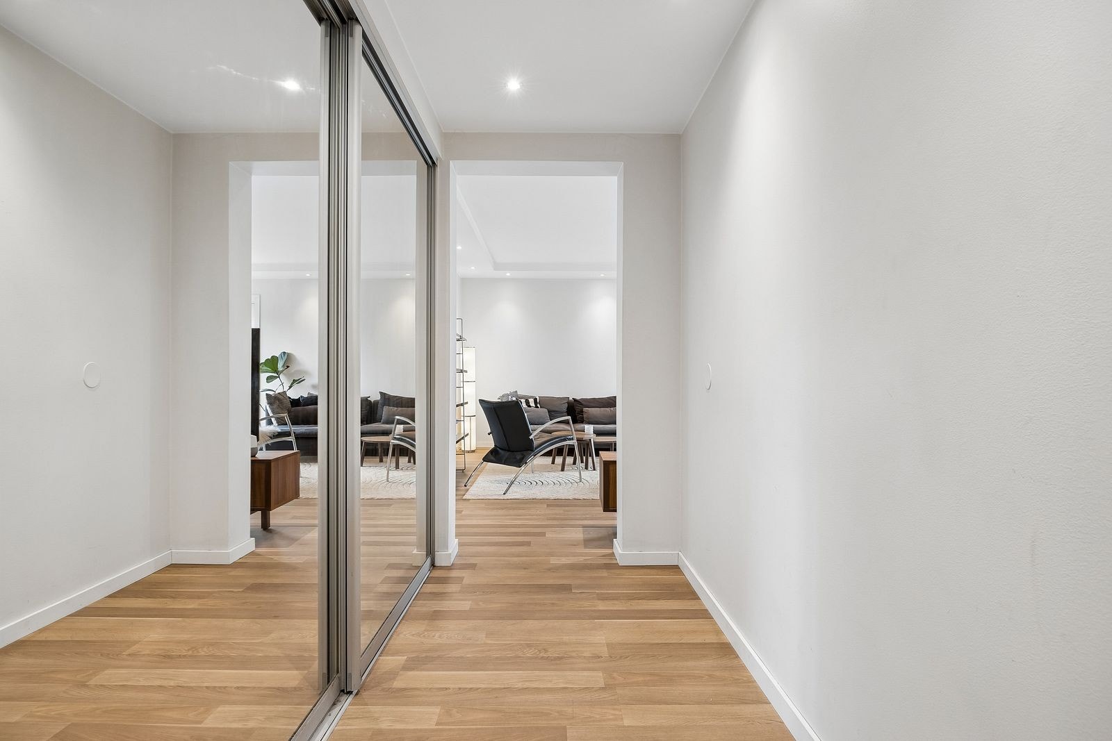 Gang med stor og romslig skyvedørsgarderobe Galleribilde