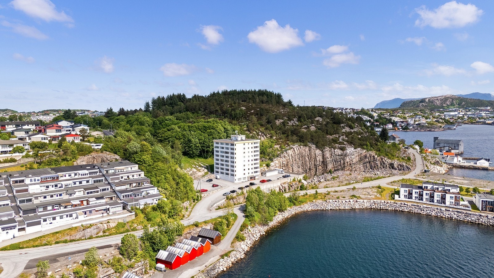 Dronebilde over boligblokken og nærliggende områder. Galleribilde