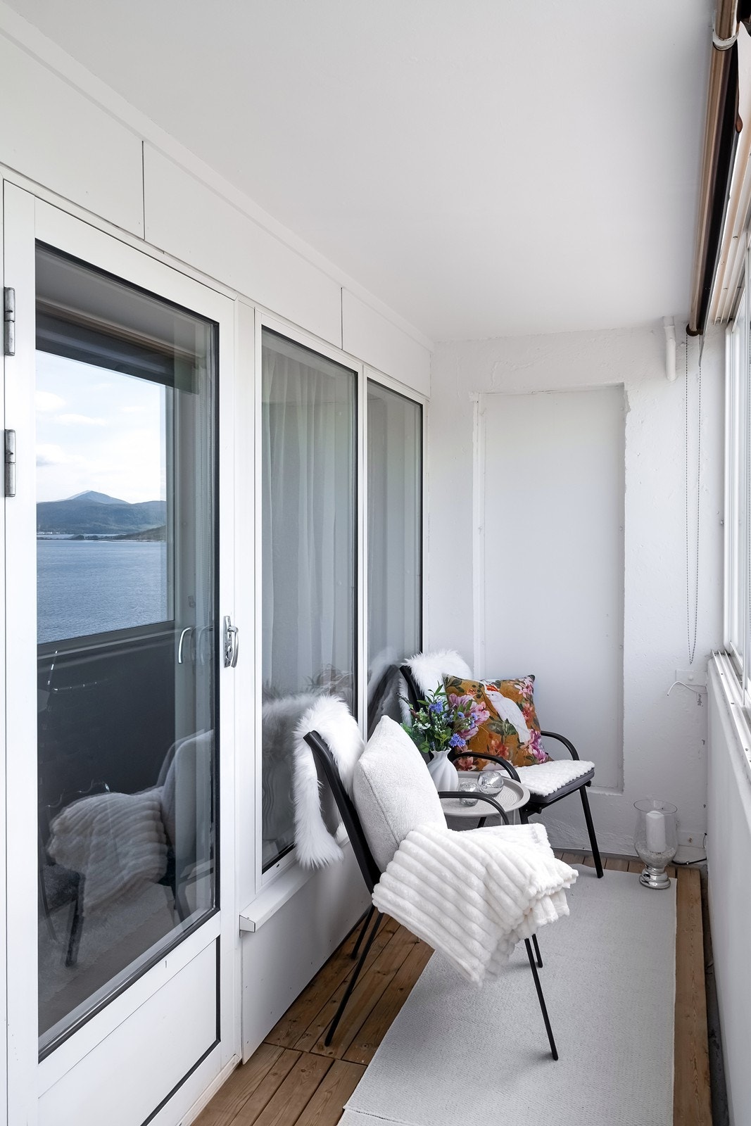 Innglassingen gir et skjermet uteområde, hvor man kan nyte uteliv uansett vær og vind. Galleribilde