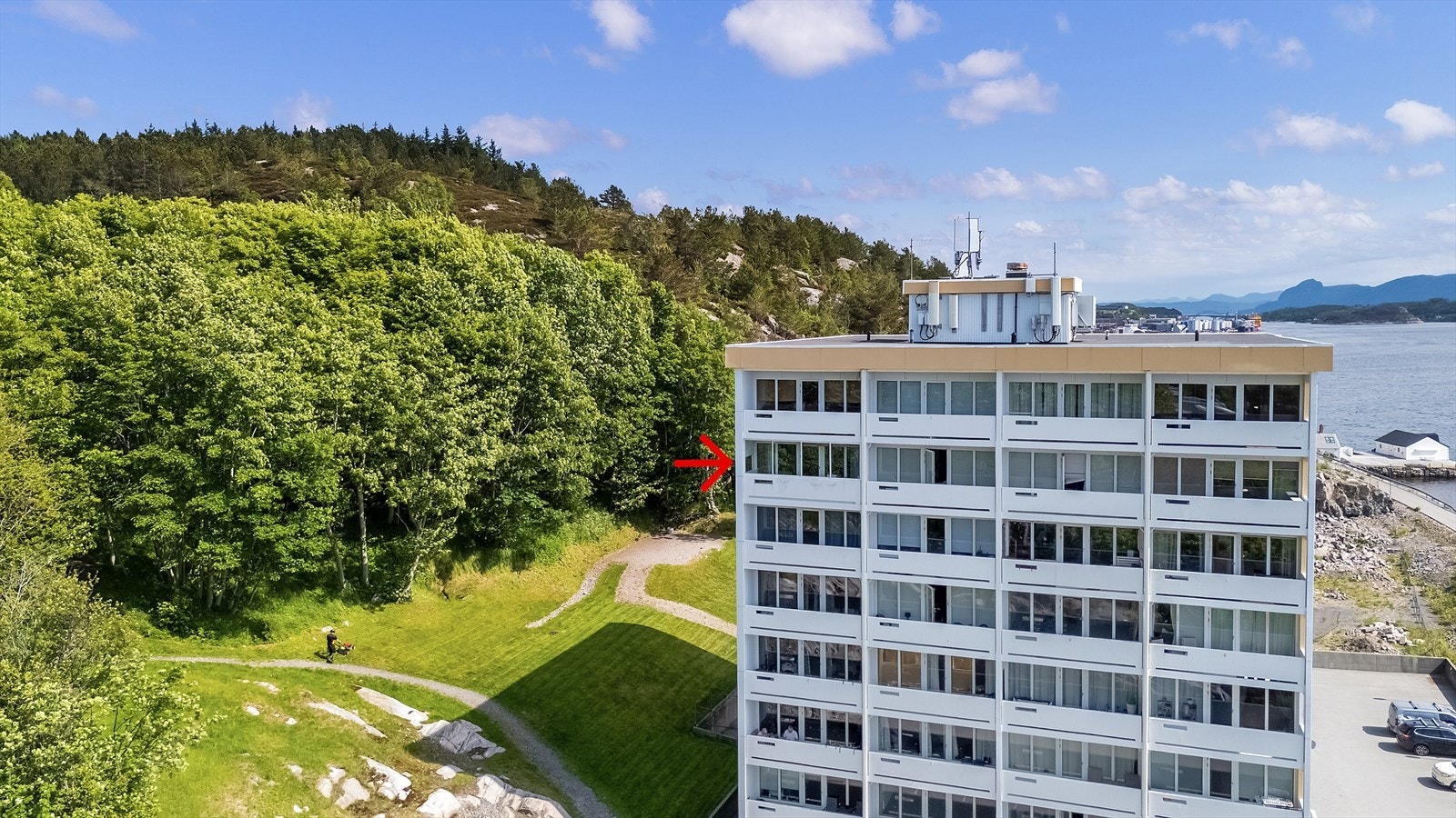 Leiligheten ligger i 7. etasje i en boligblokk med innglasset balkong på ca. 6 m². Galleribilde