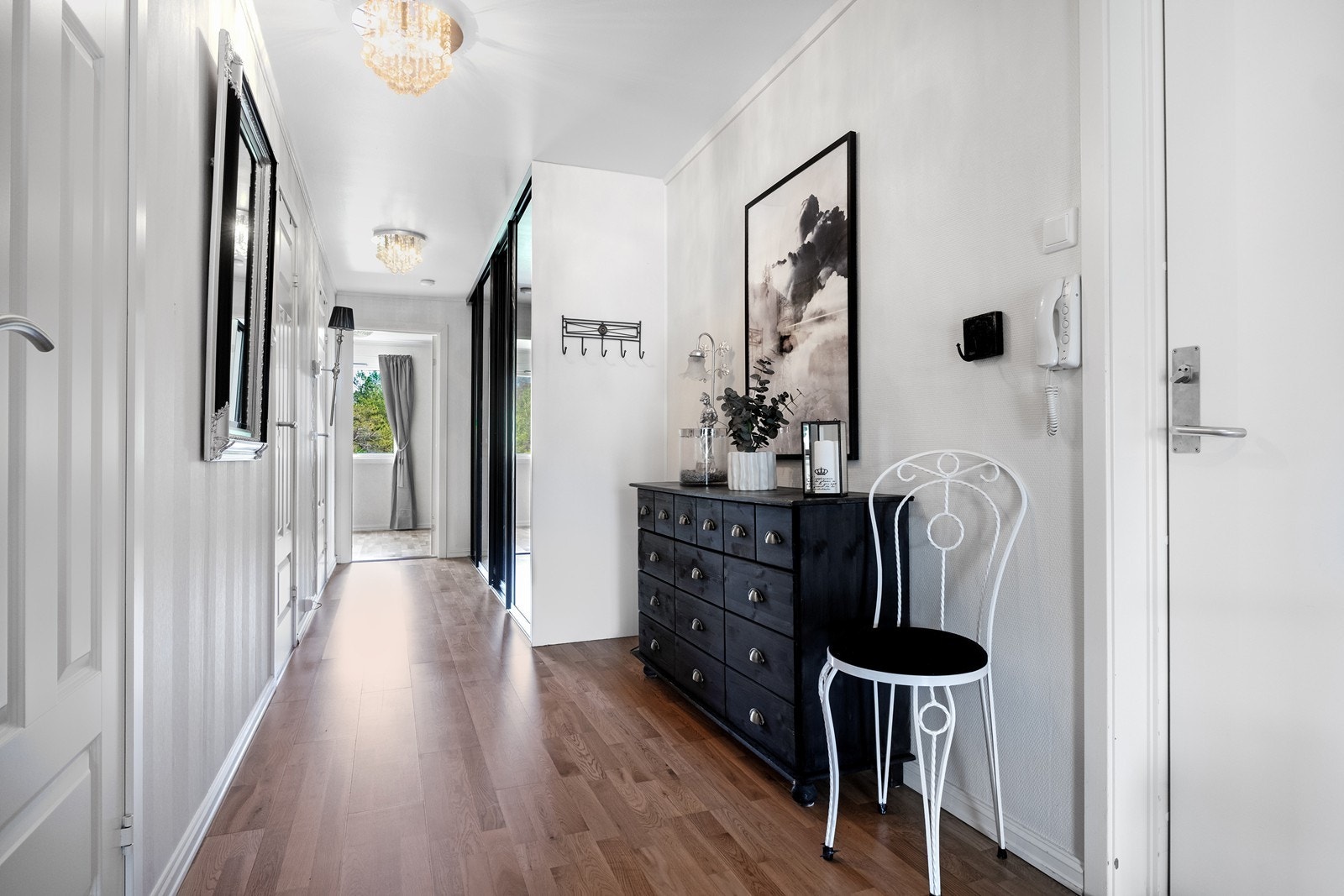 I entreen er det montert skyvedørsgarderobe med speilfronter. Galleribilde