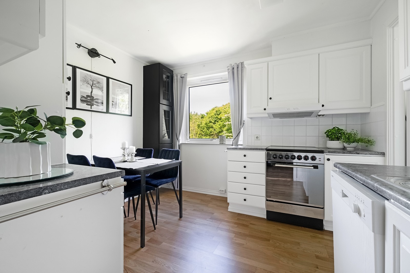 Kjøkken er utstyrt med hvitmalt, klassisk kjøkkeninnredning med profilerte fronter. Galleribilde