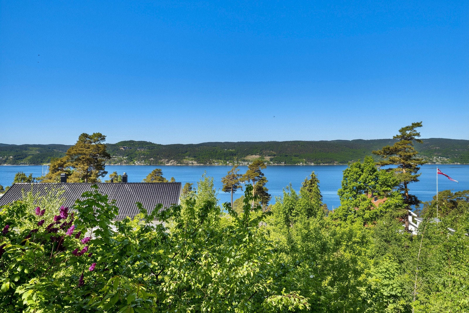 Utsikten er idyllisk mot sjøen og områdene rundt. Galleribilde