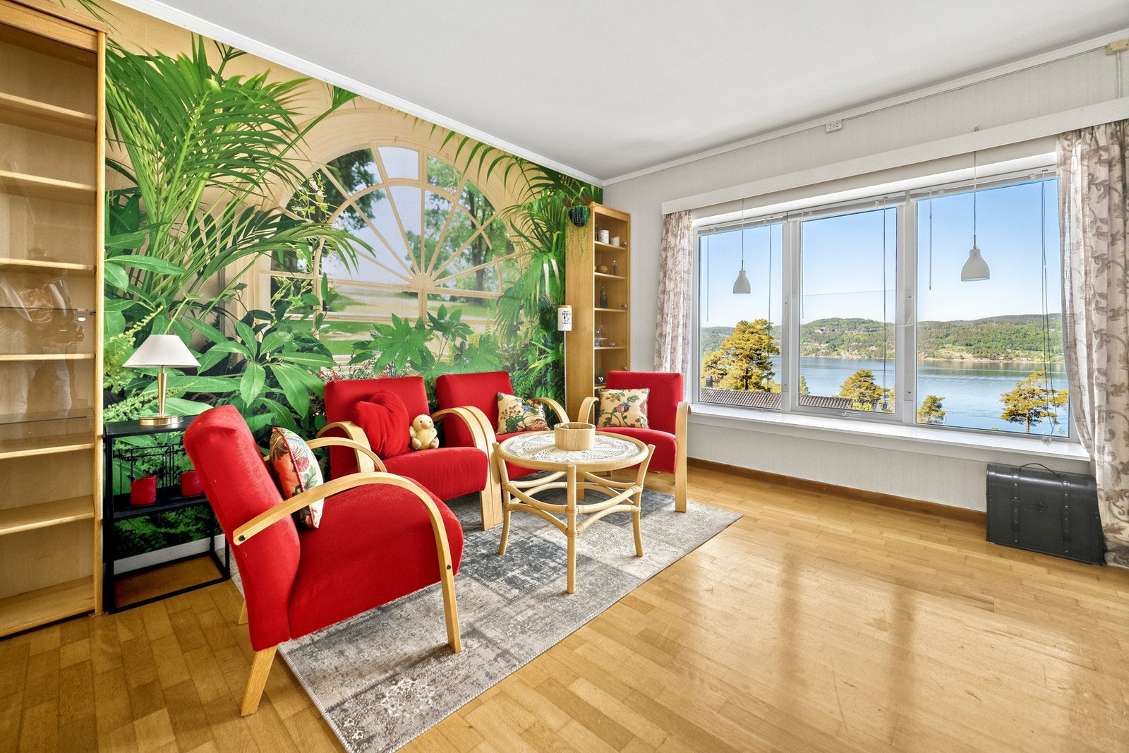 Stuen har lyse veggflater med innslag av panel og stilig fototapet. Galleribilde
