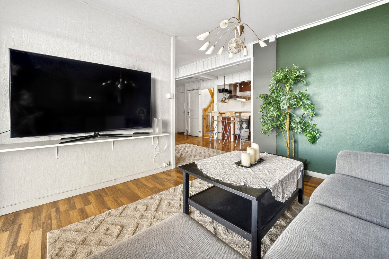 Stuen er lys og trivelig med god plass til tv-lounge Galleribilde