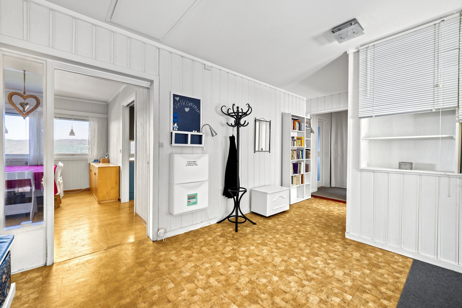 Første etasje består av stue, kjøkken, bad og ett soverom, samt hall og gangareal. Galleribilde