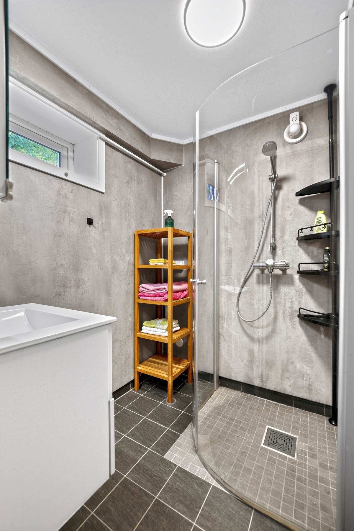 Badet i underetasjen er fra 2021 med fliser på gulvet, gulvvarme og baderomsplater på veggene. Galleribilde