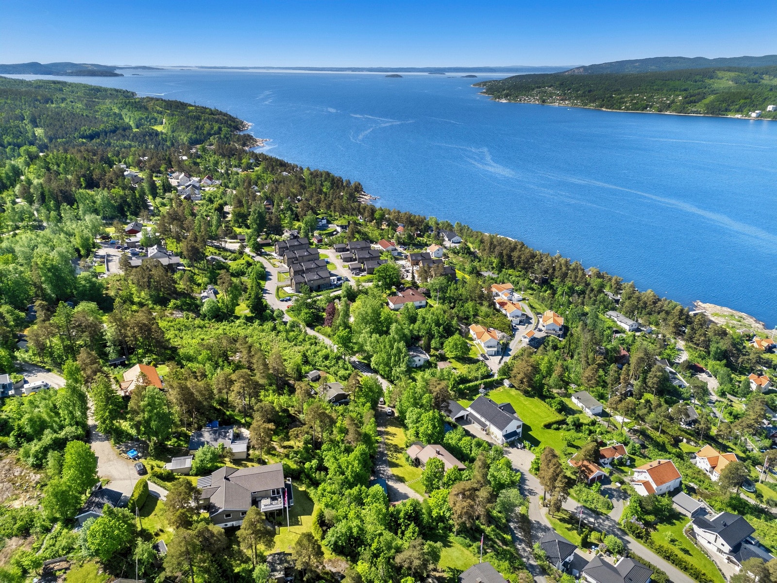 Hvitsten sentrum har badestrand, samt kiosk og pub om sommeren. Galleribilde