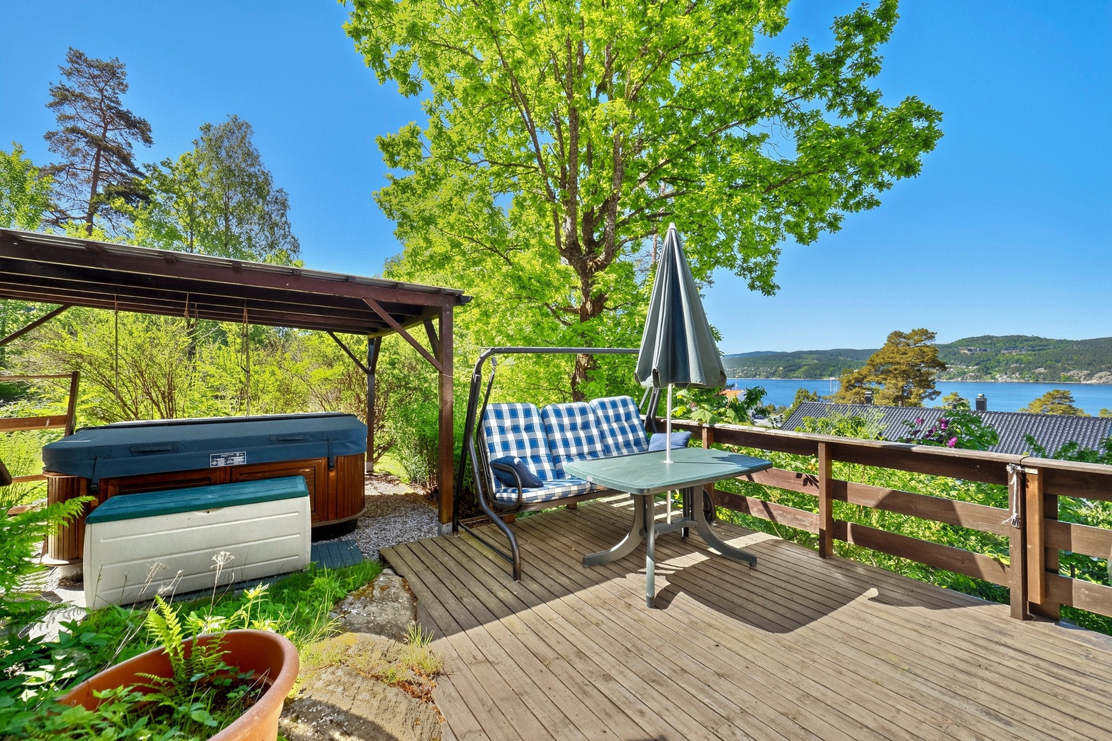 Mot sydvest er det bygd en åpen terrasse på ca. 12 kvm, tilknyttet en overbygd uteplass med jacuzzi. Galleribilde