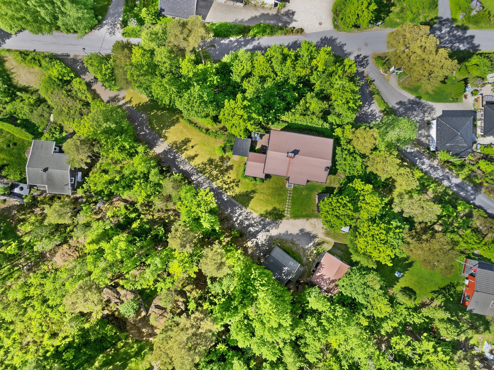 Tomten har en flott og sjønær beliggenhet. Galleribilde