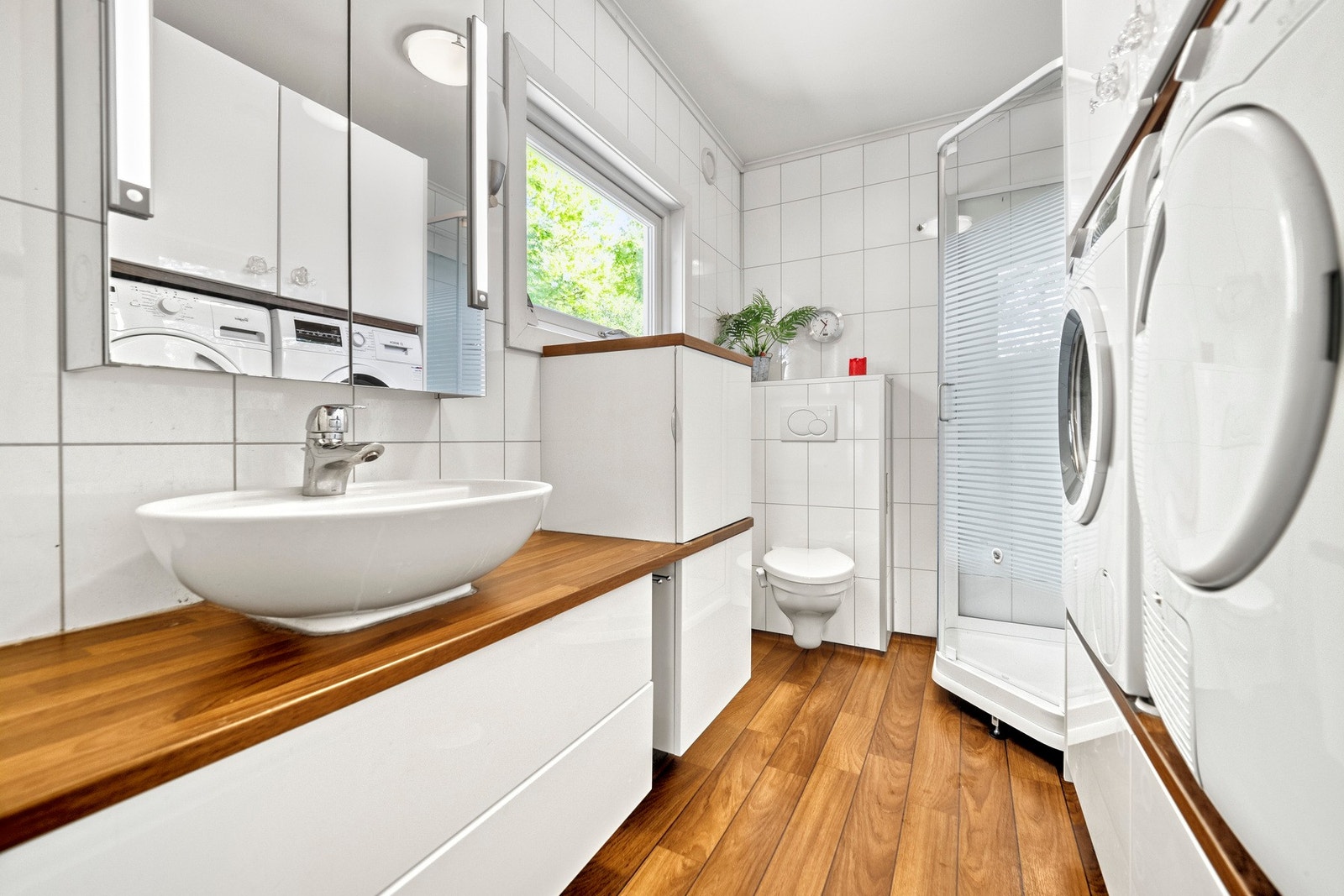 Badet i første etasje er fra 2009 og innredet med nisje for vaskemaskin og tørketrommel. Galleribilde