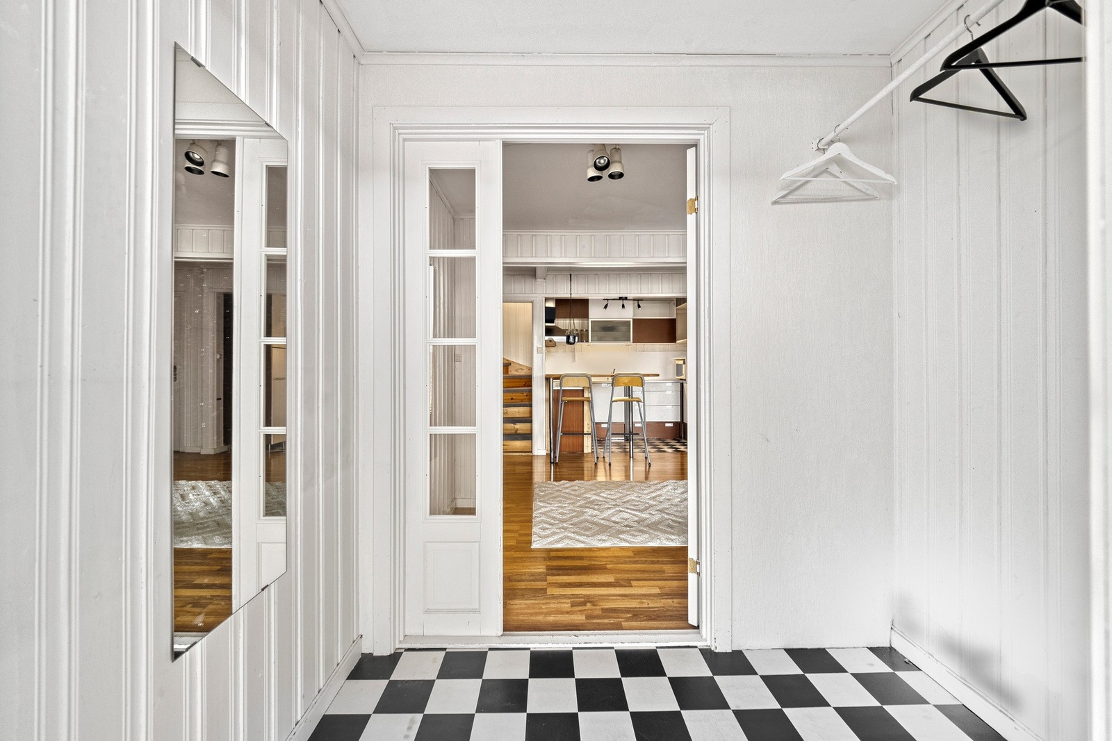 I entreen er det åpen garderobeløsning, og videre inn er det lagringsplass i tre boder. Galleribilde