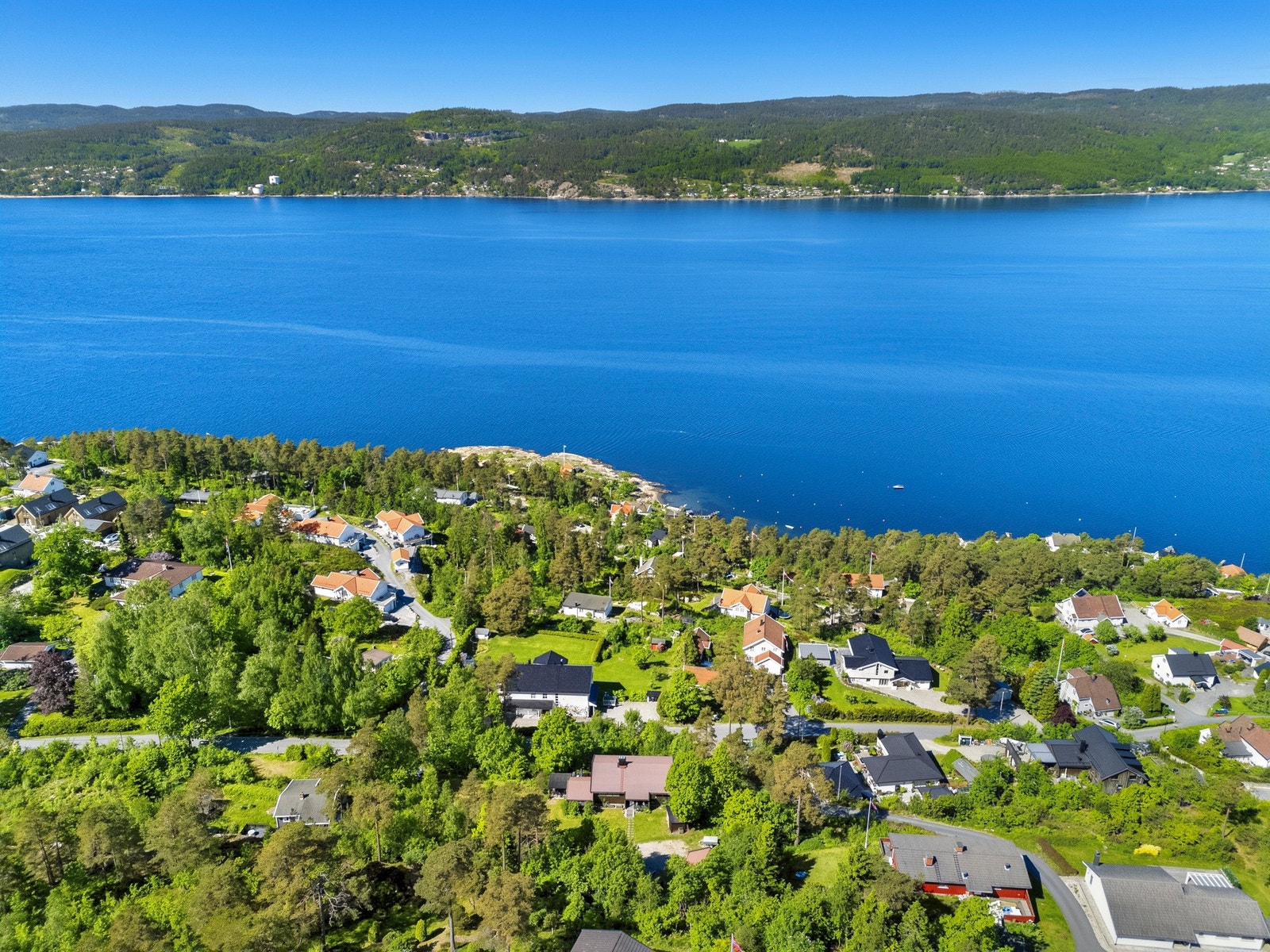 Velkommen til Strandveien 74, en nydelig eiendom med stor tomt, spektakulær beliggenhet og sjøutsikt. Galleribilde