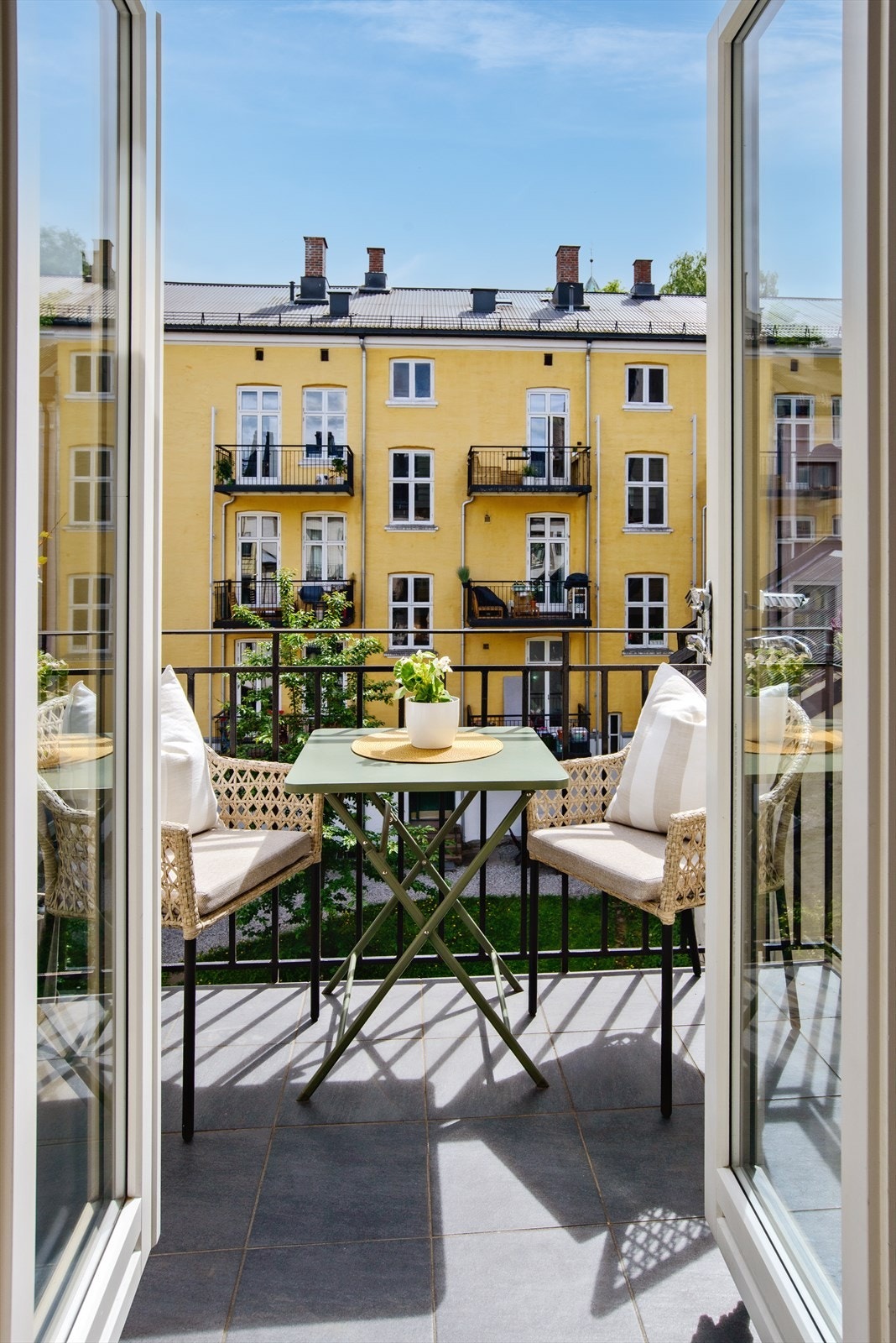 Solrik, sydvendt balkong på 3kvm mot rolig bakgård. Galleribilde