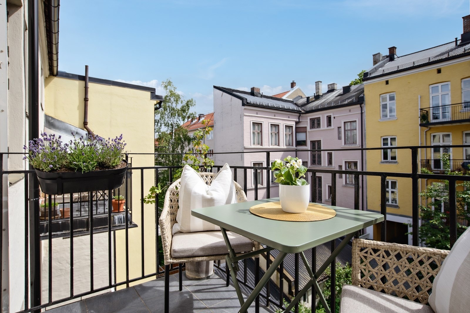 Balkongen har gode solforhold, fin størrelse med plass til balkongmøbler og grill. Galleribilde