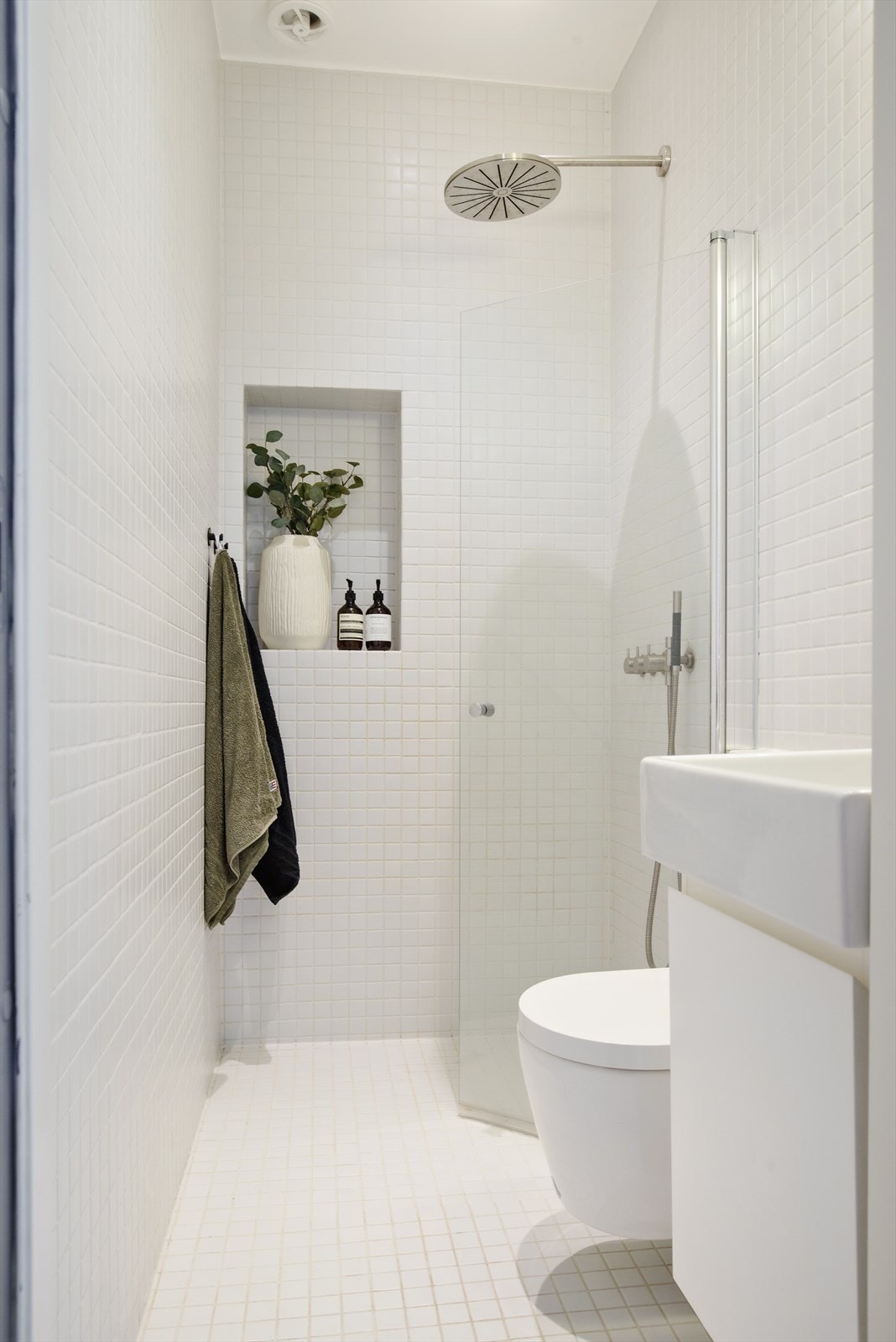 Pent flislagt bad fra 2022. Badet er av god størrelse med innfellbar dusjnisje, innebygget dusjarmatur, vegghengt wc og servantskap. Galleribilde