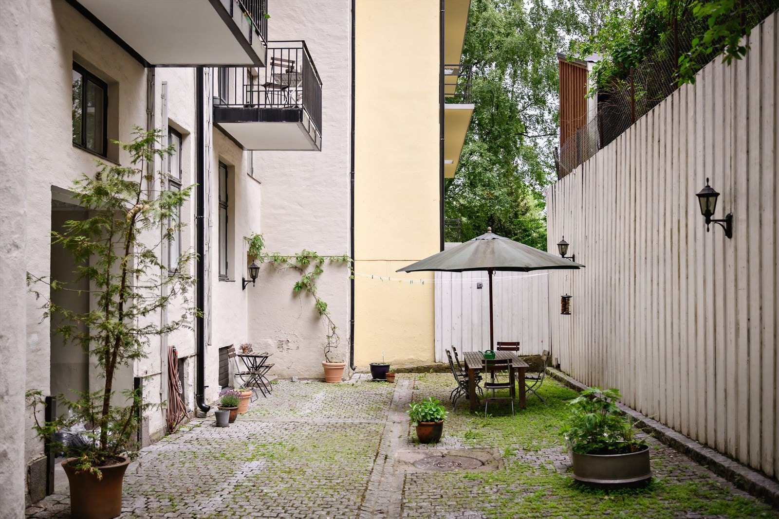 Dette er et rolig og attraktivt nabolag på St. Hanshaugen med et veldrevet og hyggelig sameie. Koselig bakgård for sameiet med sittegruppe og sykkelparkering. Galleribilde