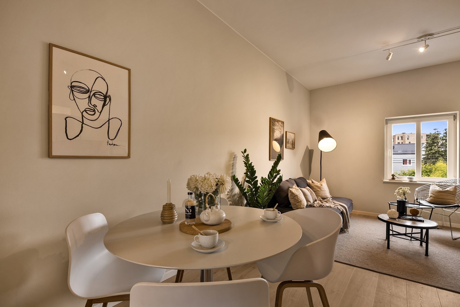 God plass til spisesone i oppholdsrommet. Galleribilde