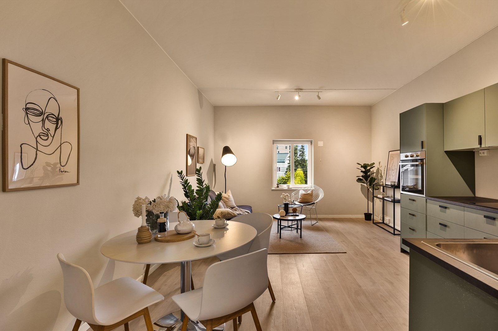 Arealeffektiv oppholdsavdeling med plass til både spisebord og sofagruppe. Galleribilde