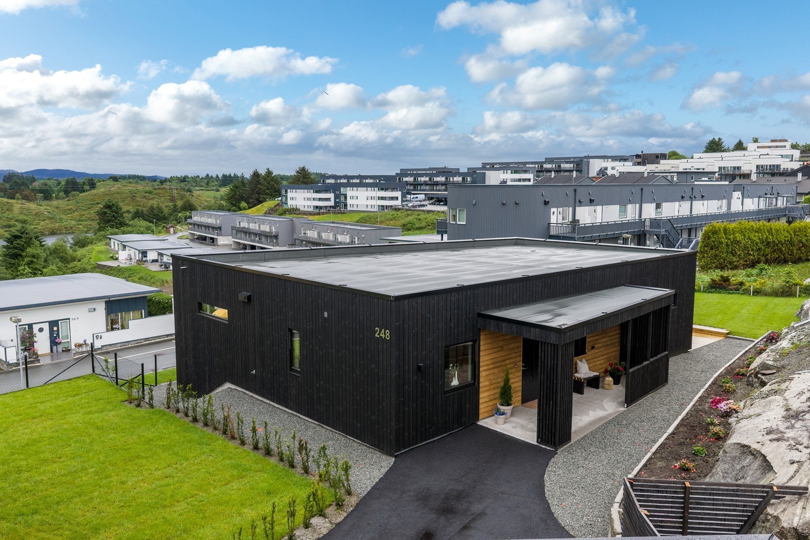 Asfaltert gårdsrom Galleribilde