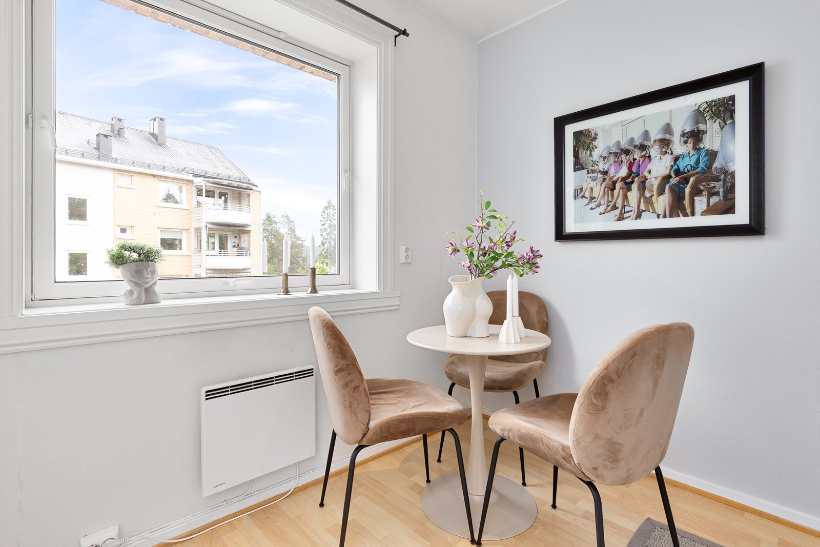 Spiseplassen ligger ved et stort vindu som gir godt med naturlig lys - et perfekt sted for frokosten eller morgenkaffen! Galleribilde