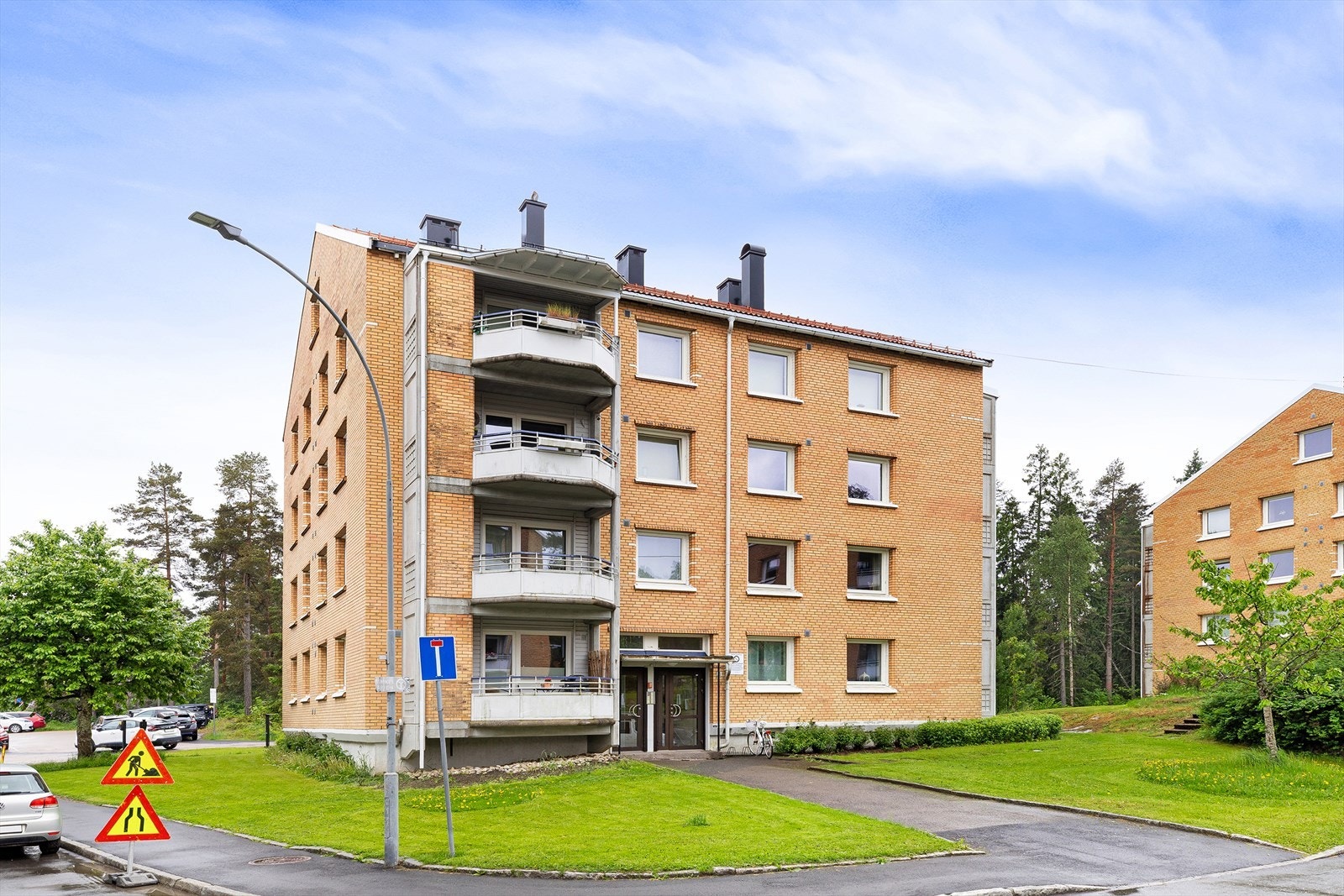 Bygget fra 1956 har en velholdt fasade og tilhørende grøntarealer. Velkommen til visning! Galleribilde