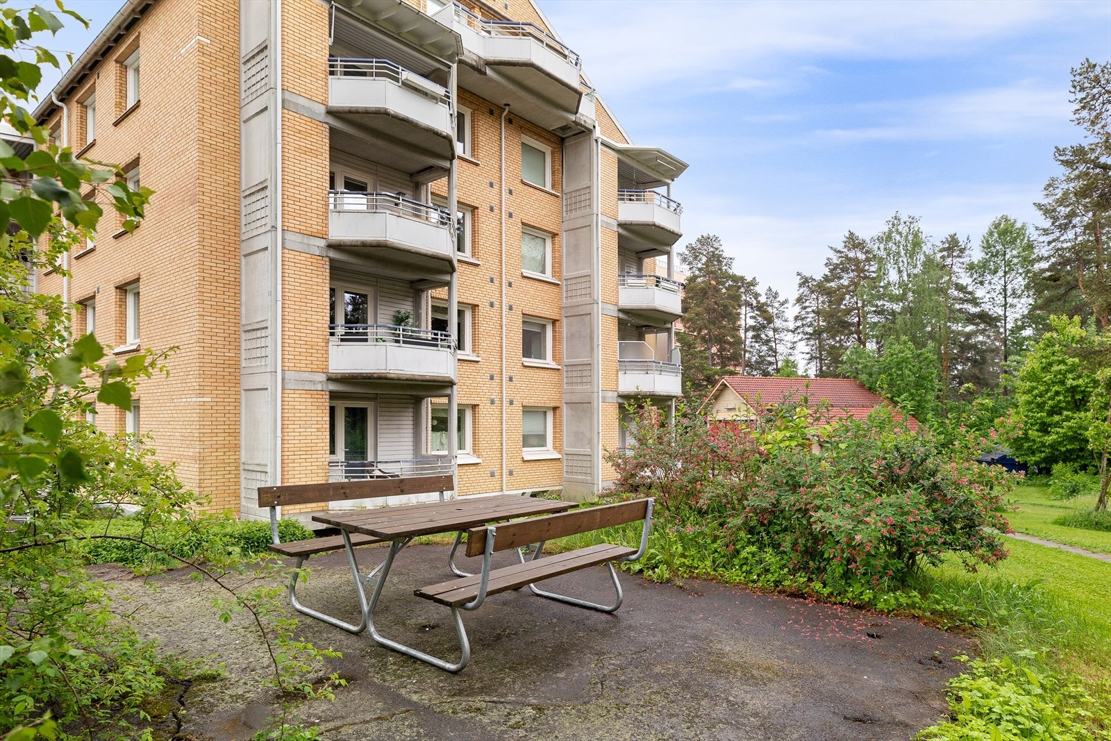 Uteområde med sittegruppe gir rom for sosialt samvær i grønne omgivelser. Galleribilde
