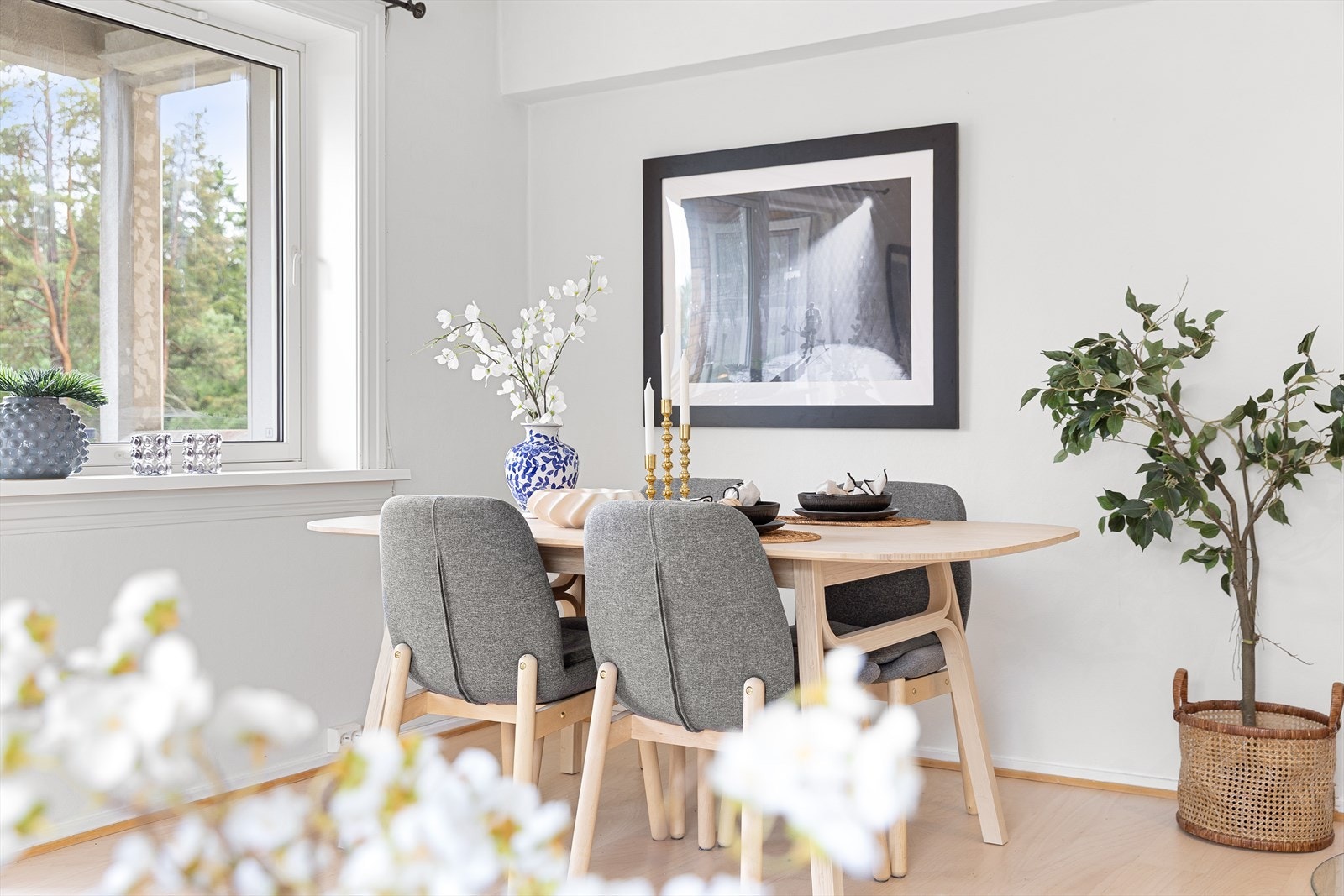 Det å ha plass til både sofagruppe og spisesone gjør dette til et optimalt oppholdsrom du kommer til å trives i. Galleribilde