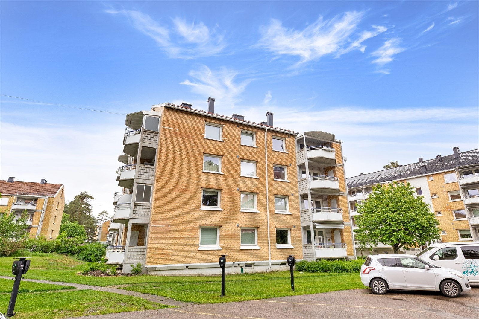 Fasade. Leiligheten har tilgang til felles parkeringsområder og grøntarealer. Galleribilde