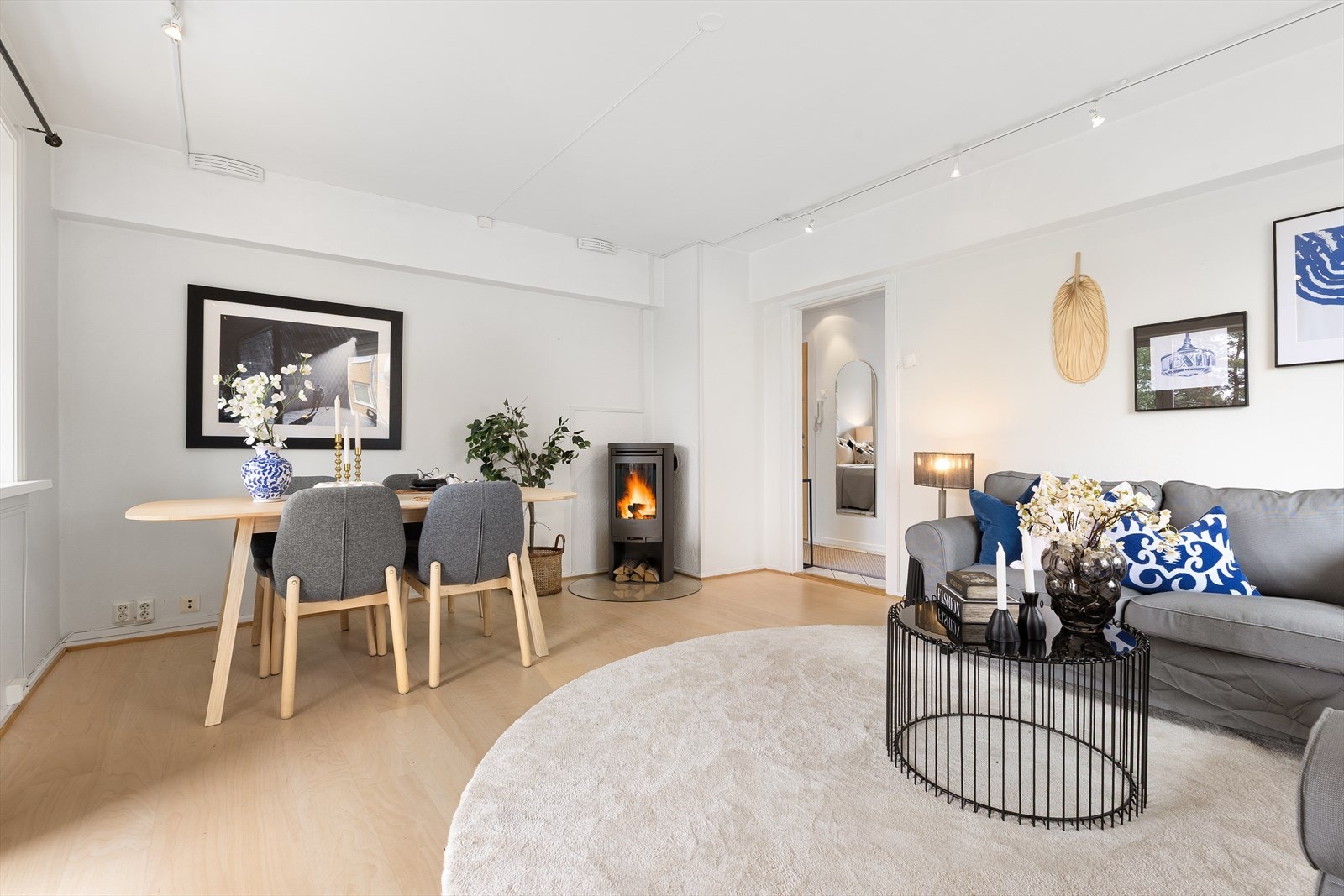 Rommet har en utforming som gjør det enkelt å møblere, med sone for spisesone ved vindu, og perfekt sofakrok andre enden. Galleribilde